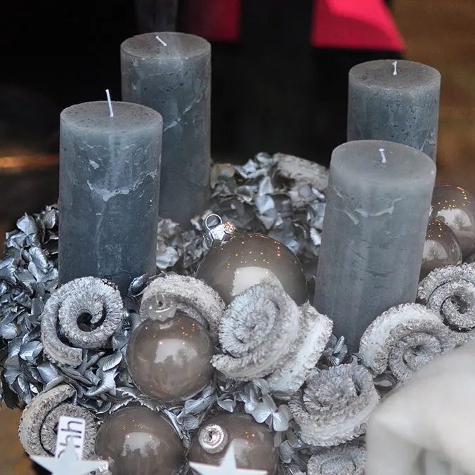 Adventskranz in Grau und Silber