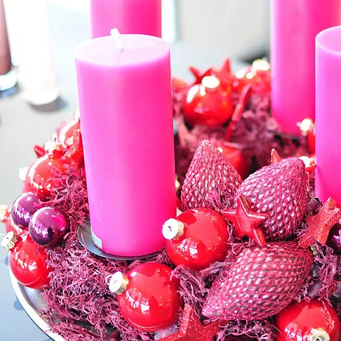 Adventskranz in Pink mit Kerzen