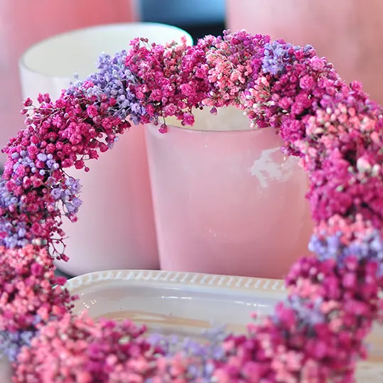 Kranz aus getrockneten Blüten in Pink und Flieder