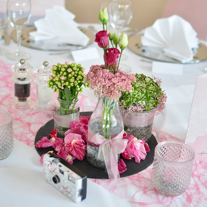 Gedeckter Hochzeitstisch mit Blumenschmuck