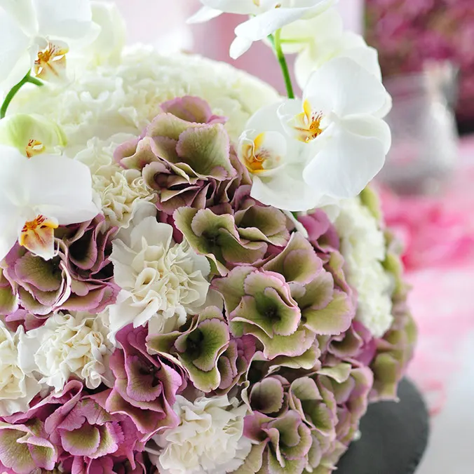 Tischdekoration mit weißen Orchideen und Hortensien
