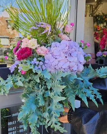 Großer Strauß aus Hortensie, Nelken und Ranunkeln mit silbrigen Distelblättern