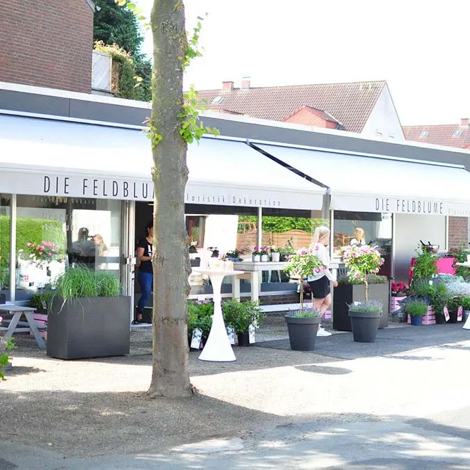 Außenbereich vor dem Laden mit Pflanzgefäßen